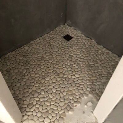 SUELO DE OBRA, EN DUCHA DE BAÑO.