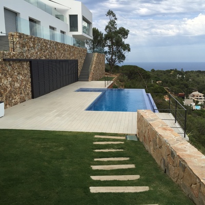 Jardin, tarima tecnológica, piscina