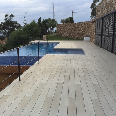 Jardin, tarima tecnológica, piscina