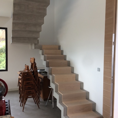 Escalera microcemento y madera Obra Madroñal