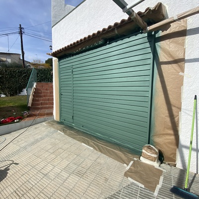 Reparación y pintado de puerta garaje