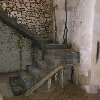 ESCALERA CON USO DE ENCOFRADO, HIERRO Y HORMIGON. EN PROCESO