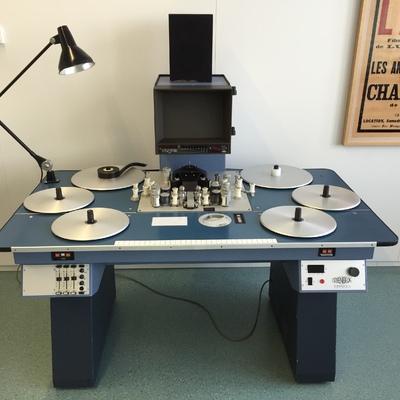 Reparación y mantenimiento de moviolas de cine.