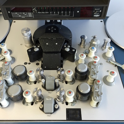 Reparación y mantenimiento de moviolas de cine.