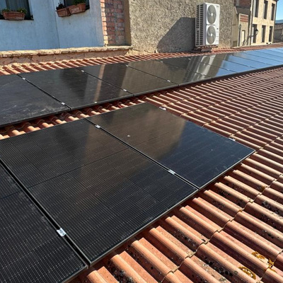 Panel Full Black en cubierta tipo Teja