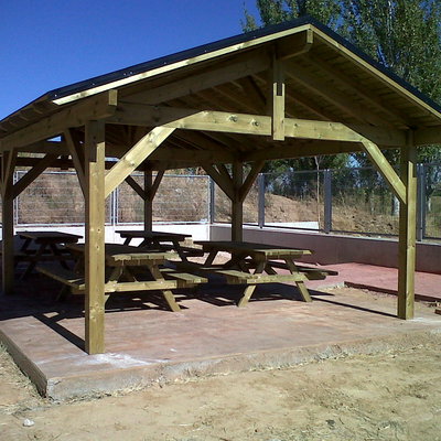 Fabricación e instalacion de tejado y mesas comedor rural