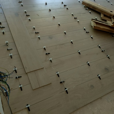 Suelo tipo tarima colocación todo el piso muy bonito