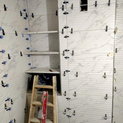 Nicho con baldas super moderno con baldosas blancas rectificadas