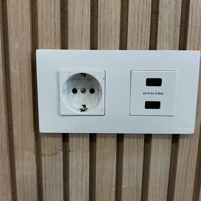 Enchufe + cargador USB restaurante