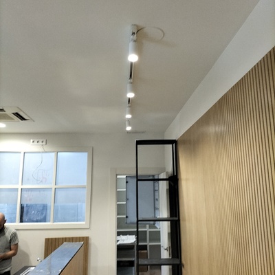 Carril de para focos en restaurante