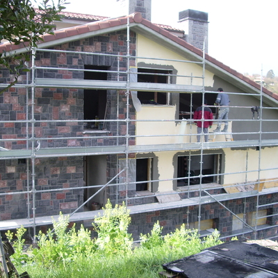 Fachada de aislamiento de aislone mortero termo-aislante de Weber y piedra