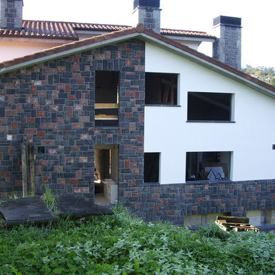 Acabado de fachada de aislone y piedra