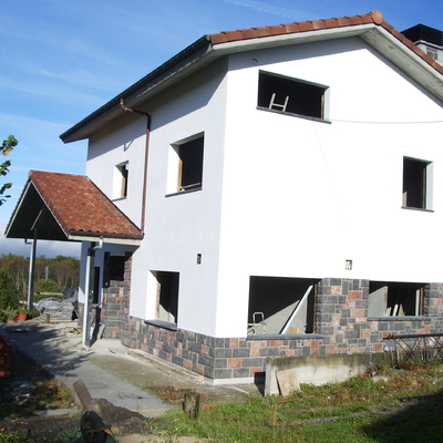 Acabado de fachada de aislone y piedra