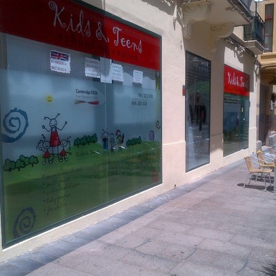 Impresión digital sobre vinilo y colocación – Escaparate Kids & Teens