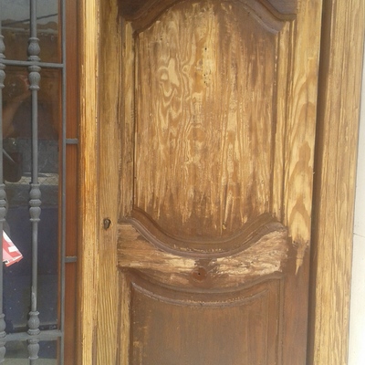 INICIO A LA RESTAURACION DECAPANDO TODA LA PUERTA