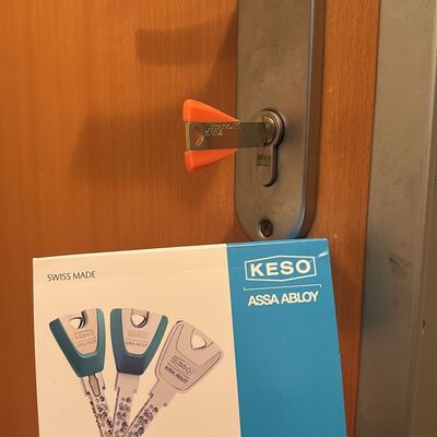 Instalación de bombín de alta seguridad KESO Assa Abloy