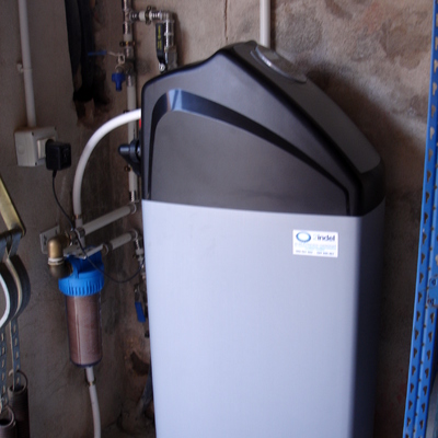 Instalación de descalcificador compacto de 25lts de resina INSOL.