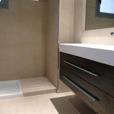 Instalación de plato de ducha y lavamanos