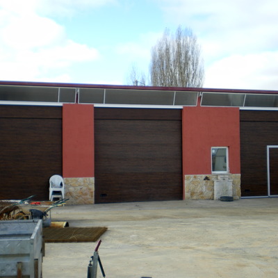 Instalacion de puertas seccionales en finca particular