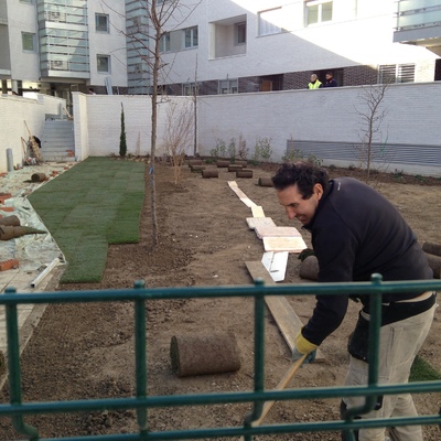 Instalación de tépez y céspedes artificiales