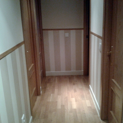 instalación de zócalo de papel pintado en pasillo