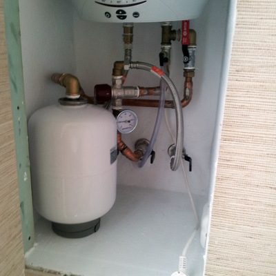 Instalación hidraulica de calentador eléctrico.