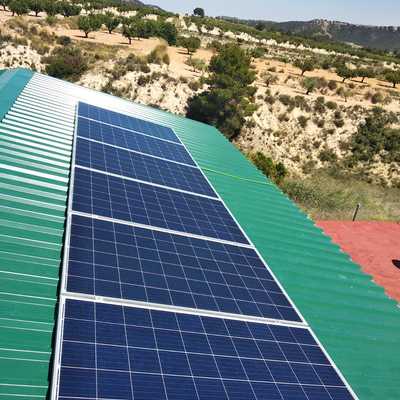 Instalación en tejado metálico Mula