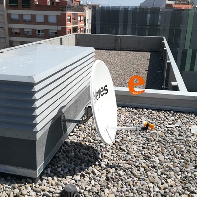 Instalación de antena parabólica satélite.