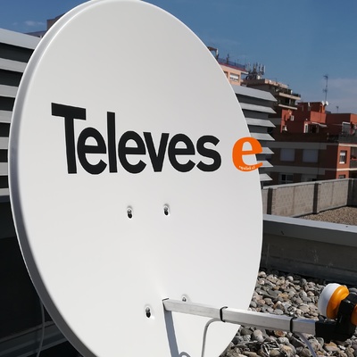 Reparación de antena parabólica satélite.