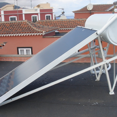 Instalación solar térmica sobre cubierta plana