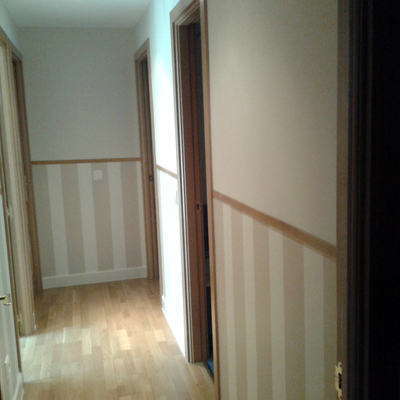 instalción de zócalo en papel pintado y rematado con listón de madera