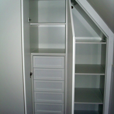 Interior armario blanco en cuña