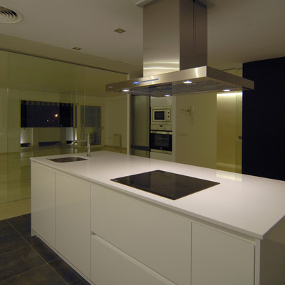 Isla en cocina y campana decorativa