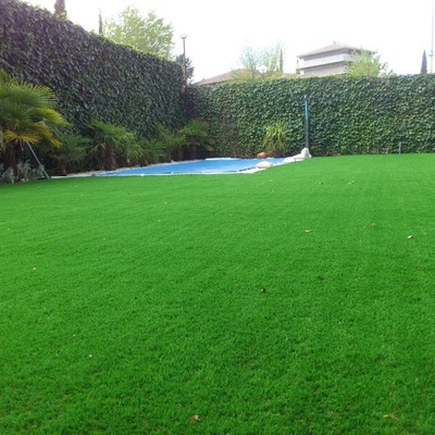 jardín con césped artificial ecocestal