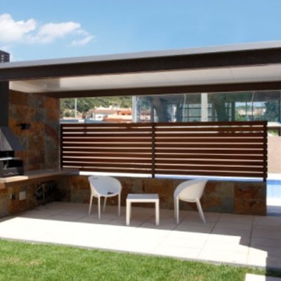 Jardín con barbacoa