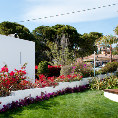 Jardín mediterráneo junto al mar