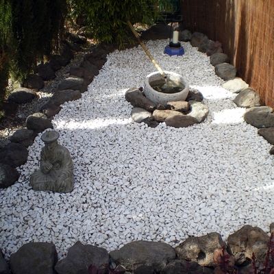 Jardín piedra blanca