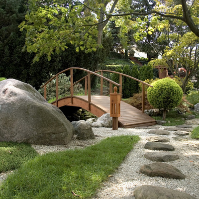 jardín zen con marmolina y puente de madera tratada