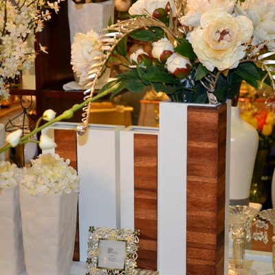 Jarrones con motivos en madera. 