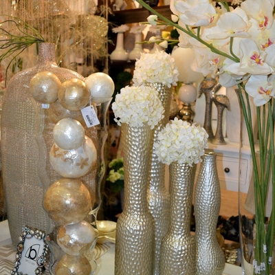 Jarrones en color blanco nacarado.