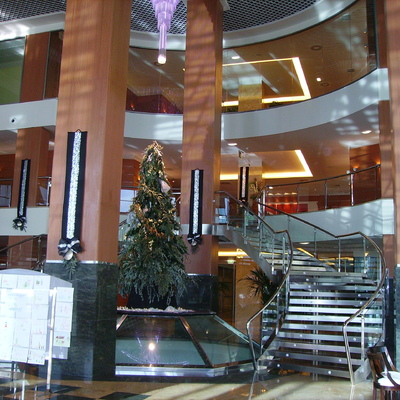 hall hotel con paredes y pilares revestidos de cerezo 