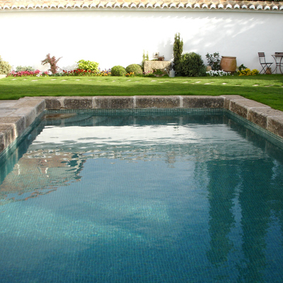 PISCINA CON ACABADO EN PIEDRA RÚSTICA
