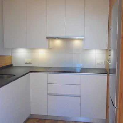 iluminación bajo muebles