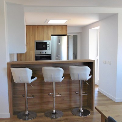 vista barra con taburetes