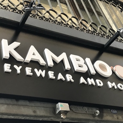 Rótulo con letras corpóreas