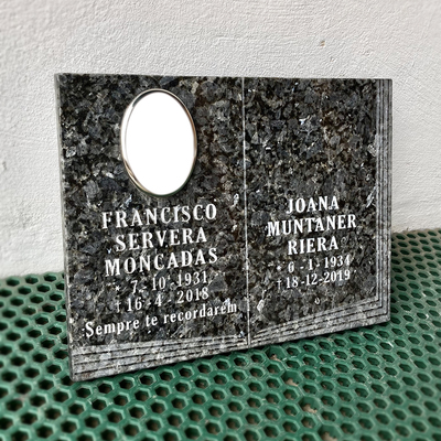 Libro de granito negro con inscripción y fotoporcelana.
