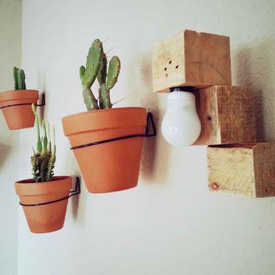 Lámpara de pared hecha con palets