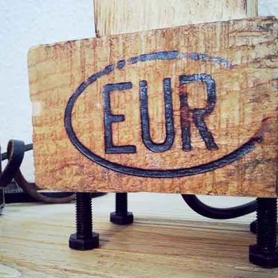 Lámpara de sobremesa hecha con palets