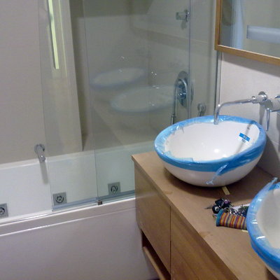 lavabo con grifos empotrados