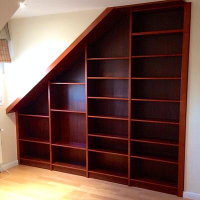 LIBRERÍA BAJO ESCALERA.